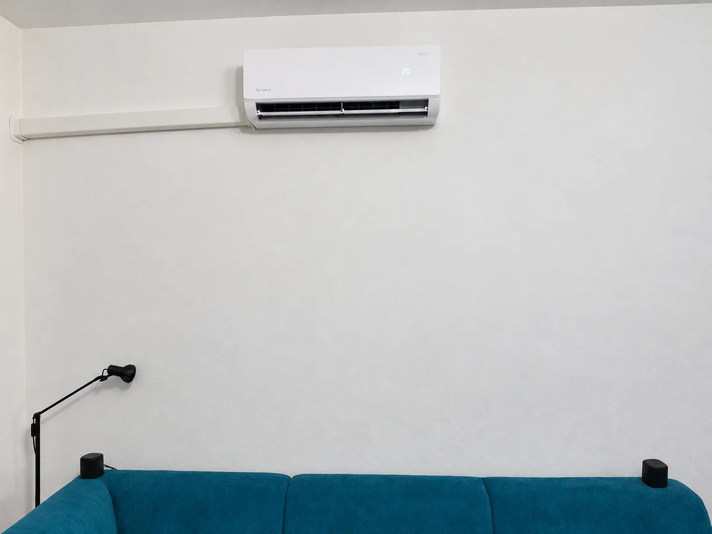 Klimatizácia nad tyrkysovou sedačkou v Topoľčanoch