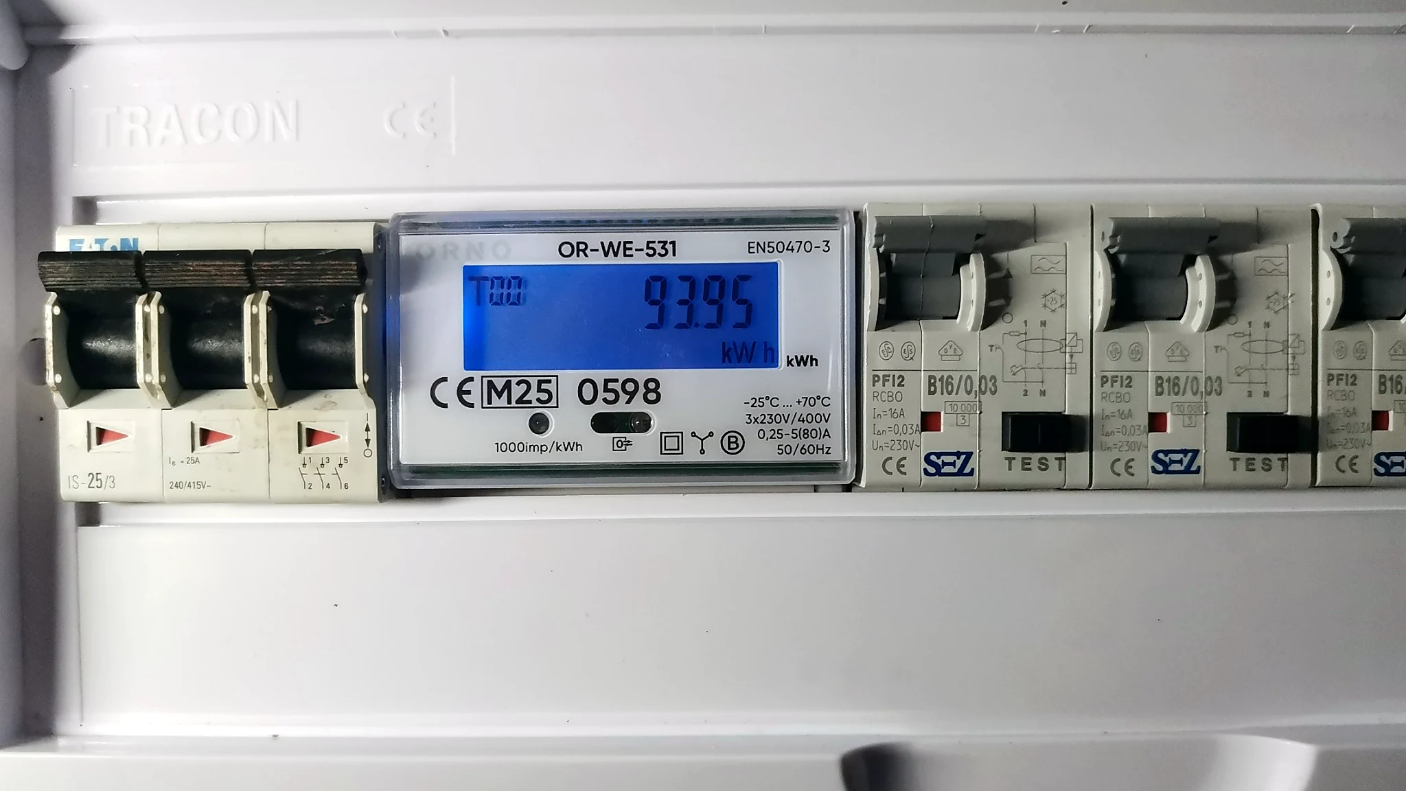 Rozvádzač so samostatným elektromerom ORNO na meranie spotreby troch klimatizácií.